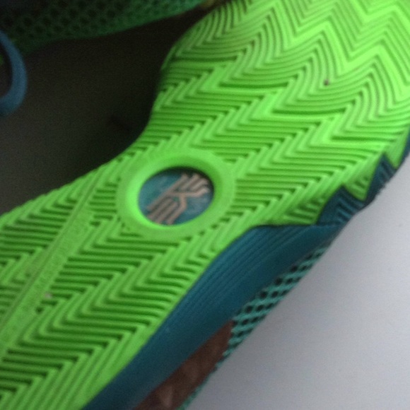 Kyrie Irving basketball shoes - Picture 3 of 4